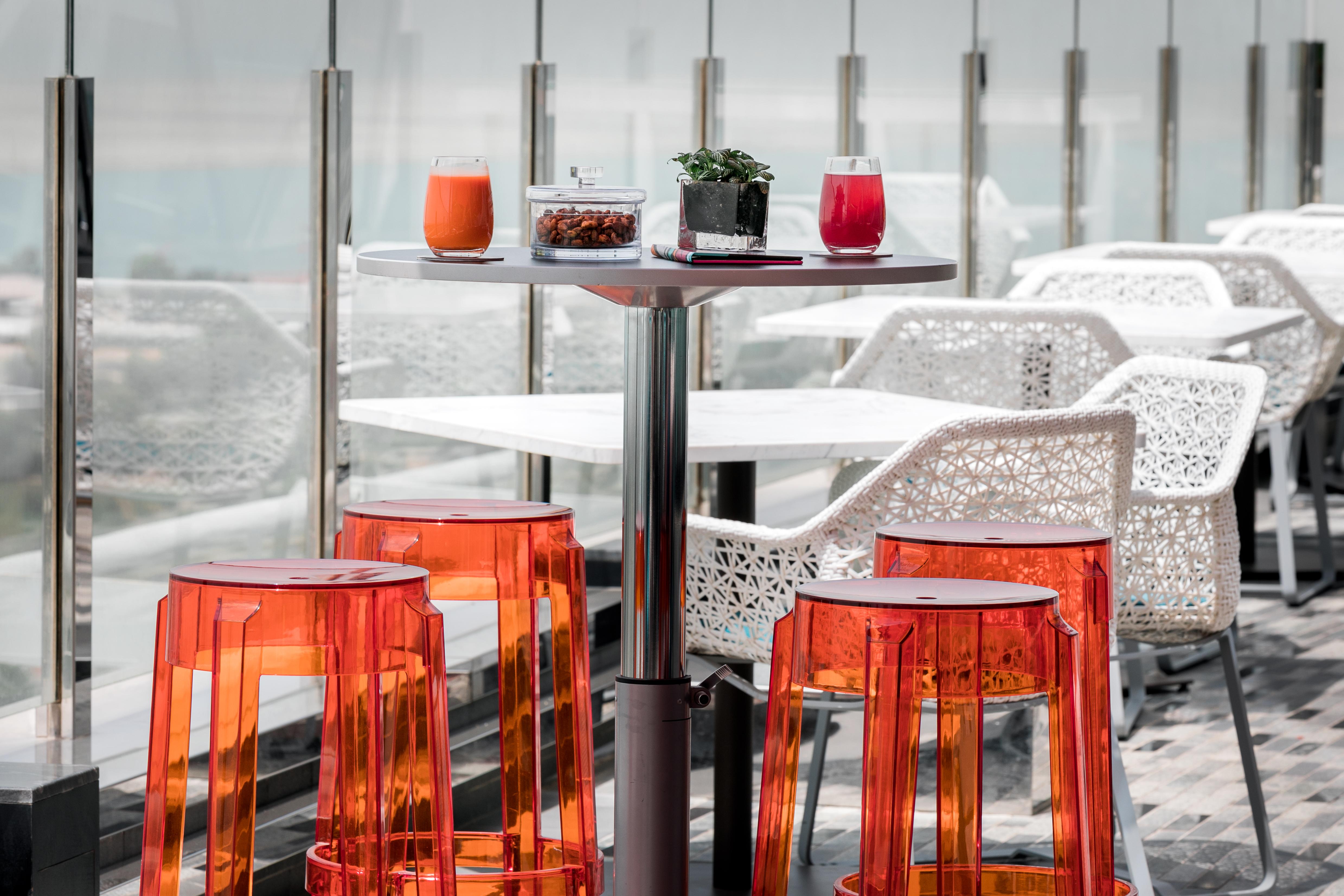 Andaz Capital Gate Abu Dhabi, By Hyatt Hotel Exterior photo Bar stools