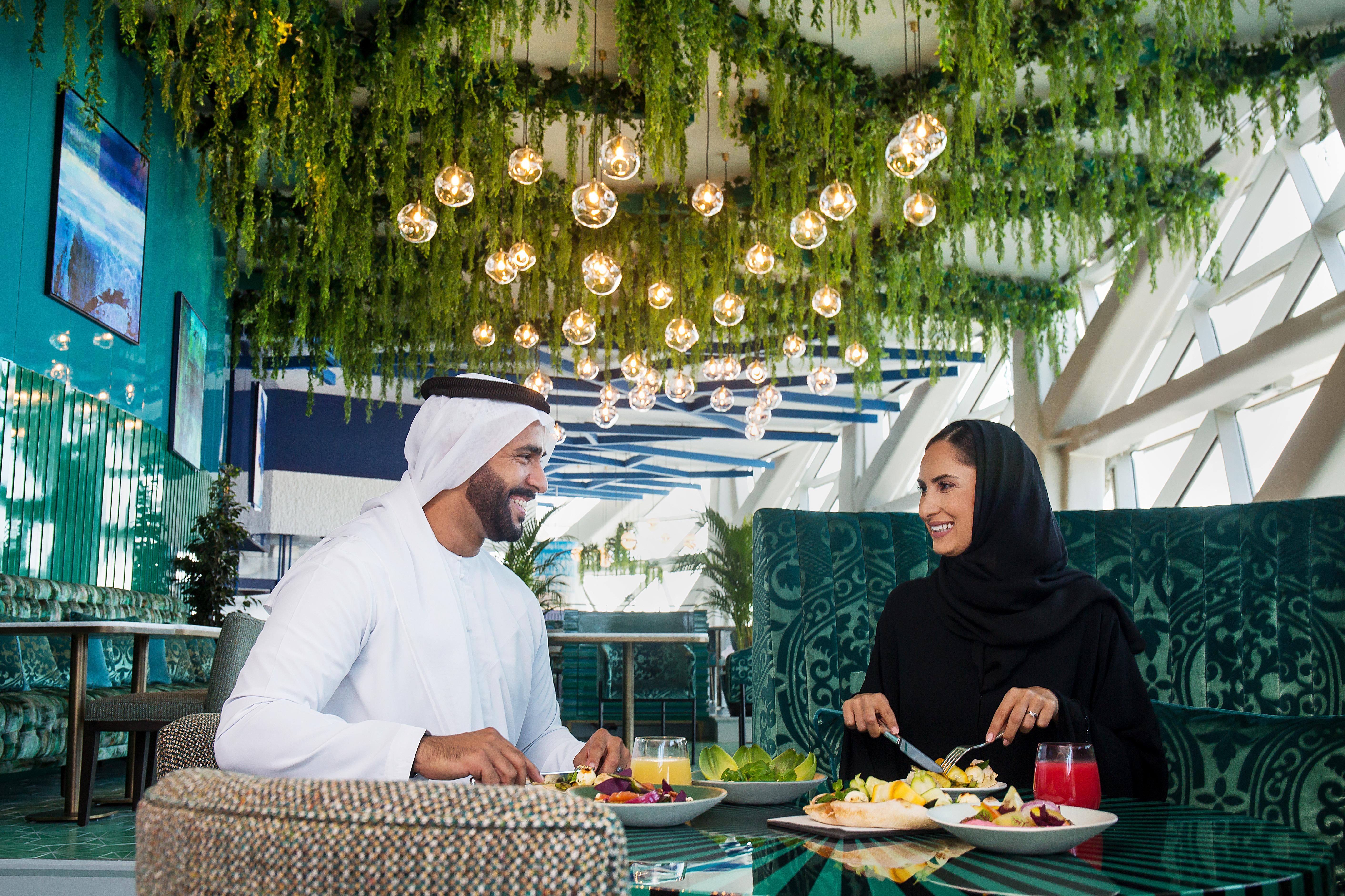 Andaz Capital Gate Abu Dhabi, By Hyatt Hotel Exterior photo Emirati couple