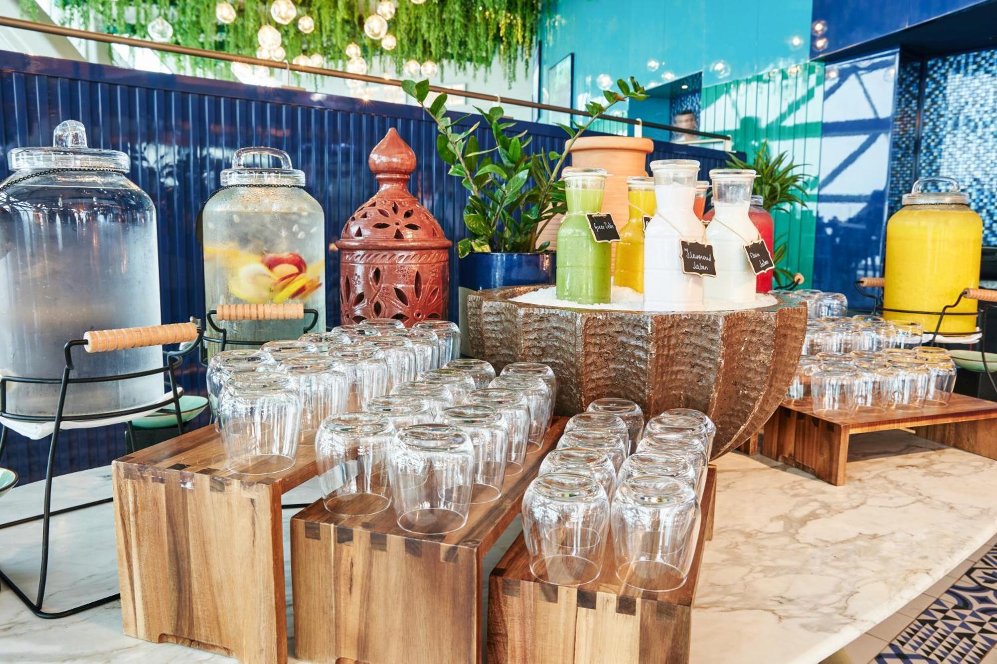 Andaz Capital Gate Abu Dhabi, By Hyatt Hotel Exterior photo The Juice Bar